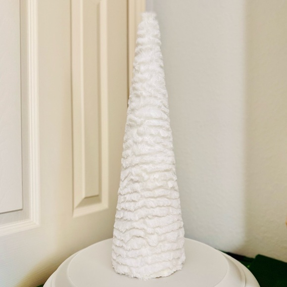 DILLARDS 17.5” Trimsetter White Fur Quilted Plush Velvet Christmas Tree - Picture 4 of 10